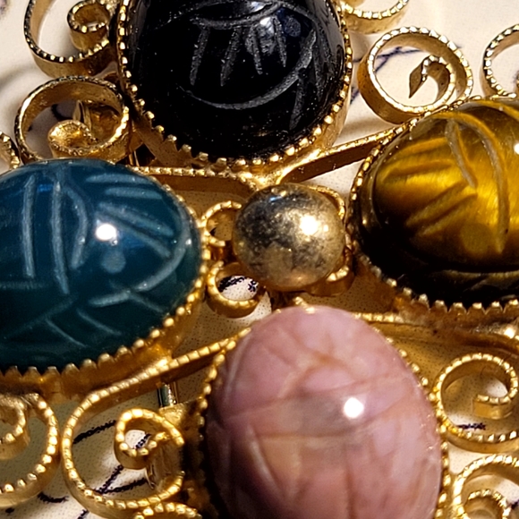 Beautiful Scarab Natural Stone "Good vibes" Brooch 12k GF - Picture 2 of 4